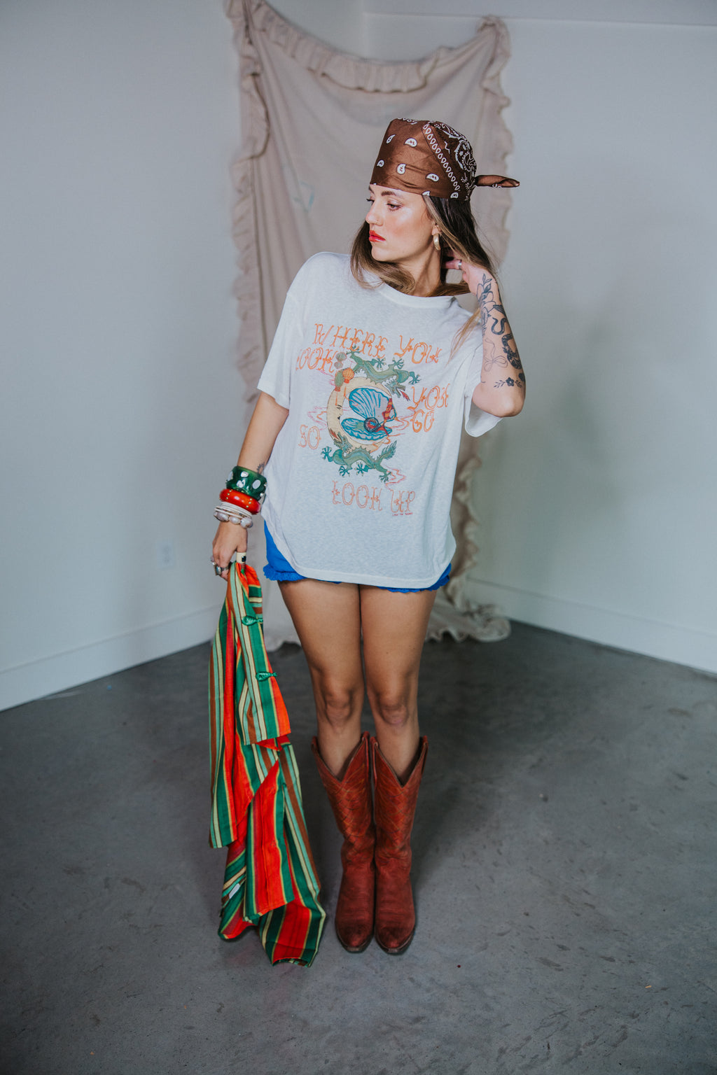 LOOK UP TEE