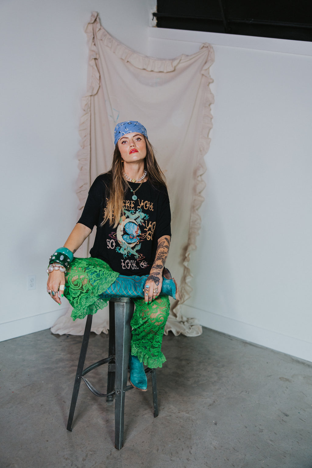 LOOK UP TEE
